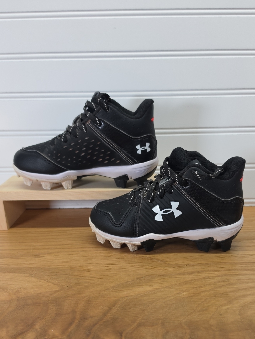 Under Armour Leadoff Mid RM Jr Kids Black and White Baseball Cleats Size 8K